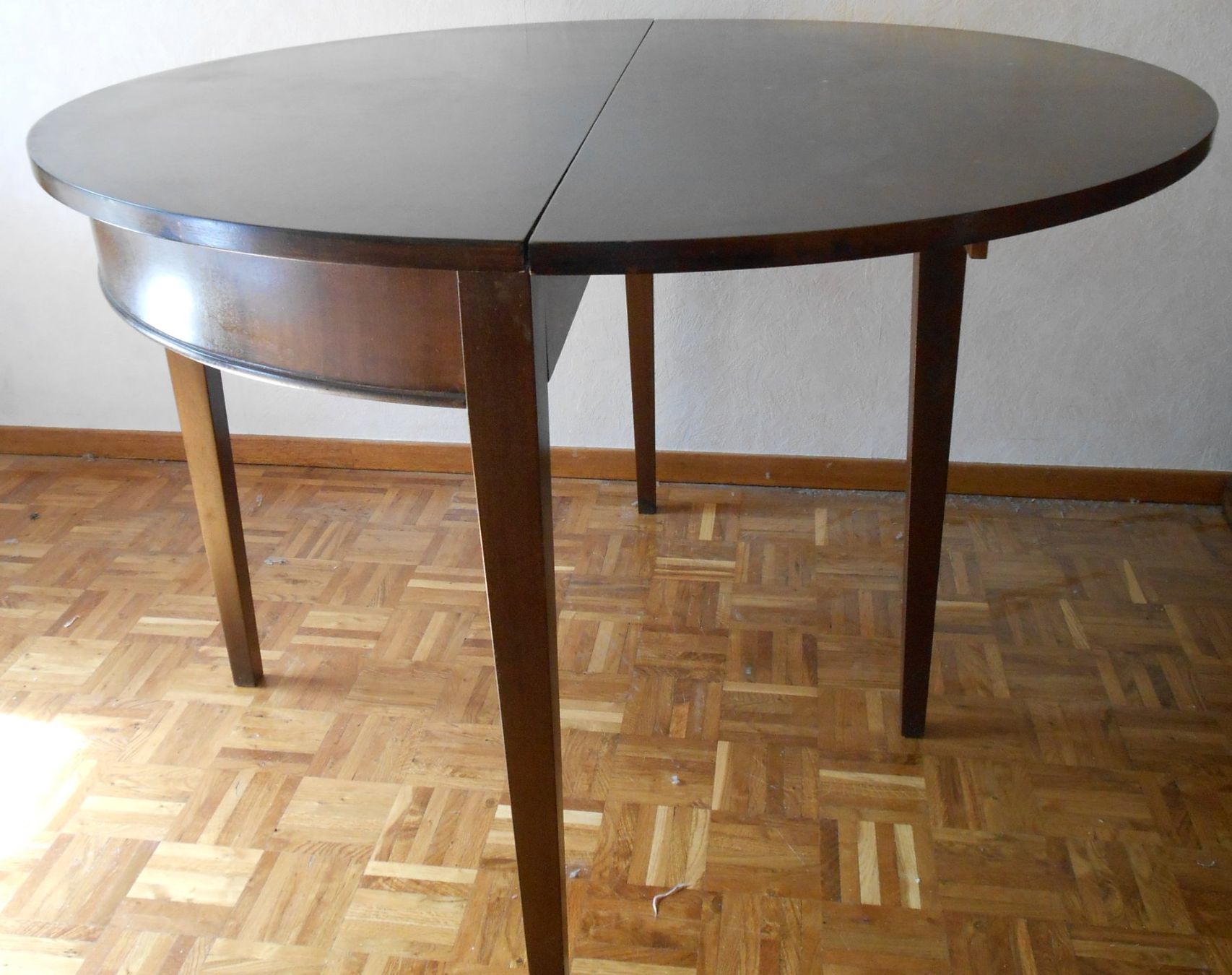 Tables: Table ronde demi-lune – D'occasion à Bossonnens par ysc_9q2f