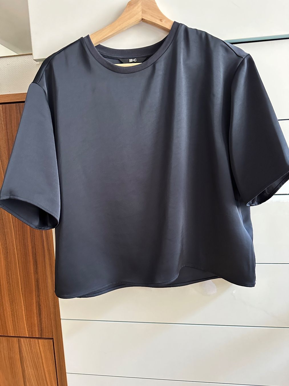 Blusen: Uniqlo Satin bluse oversize XS neu – Neu und originalverpackt aus Zürich von Swisspa
