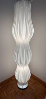 Design-Stehleuchte in Weiss  modernes Blickfang-Design