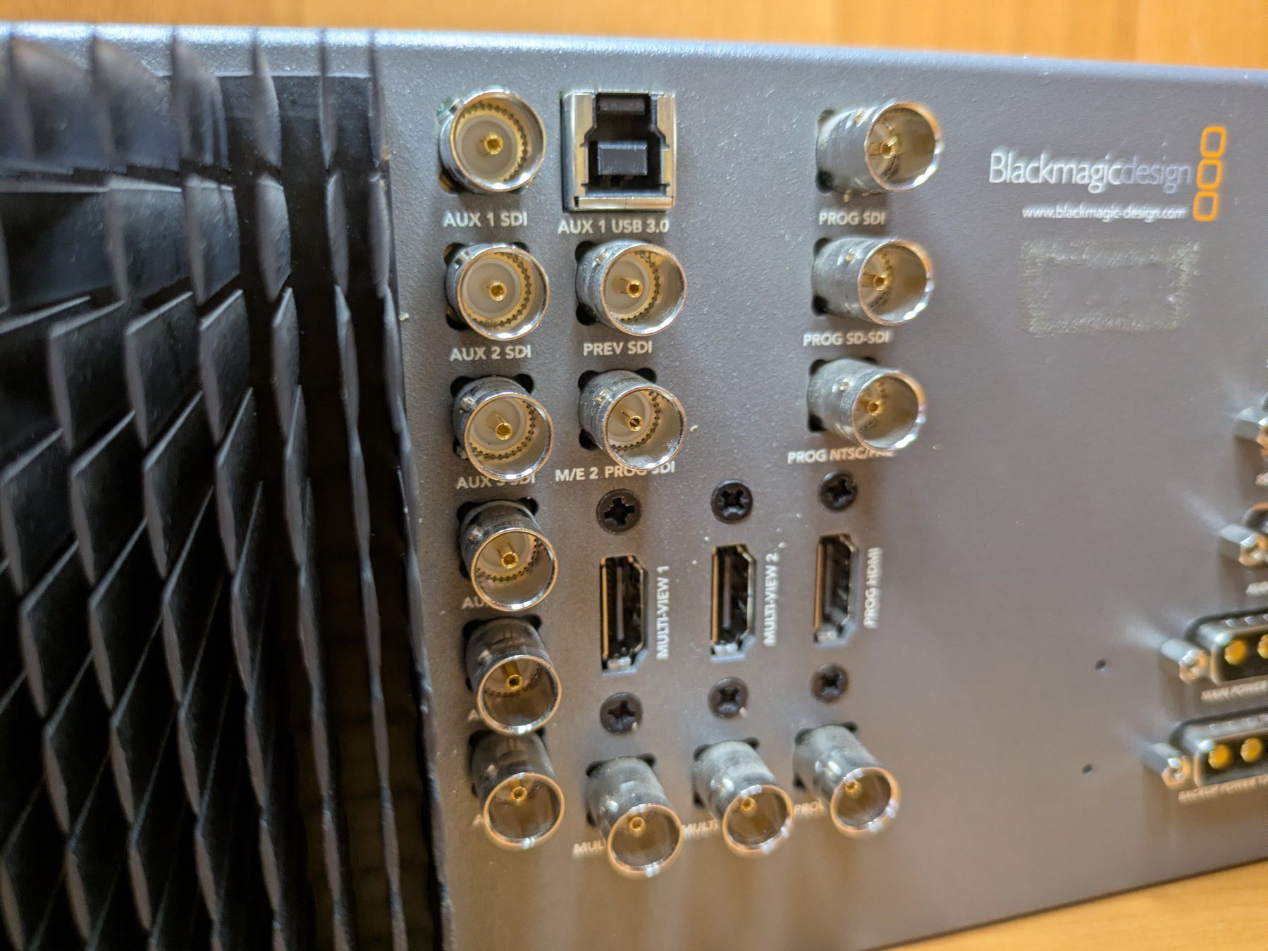 Blackmagic Console di mixaggio: Blackmagic Design ATEM 2 M/E Production Switcher – Usato da Neerach venduto da ciegolink 4