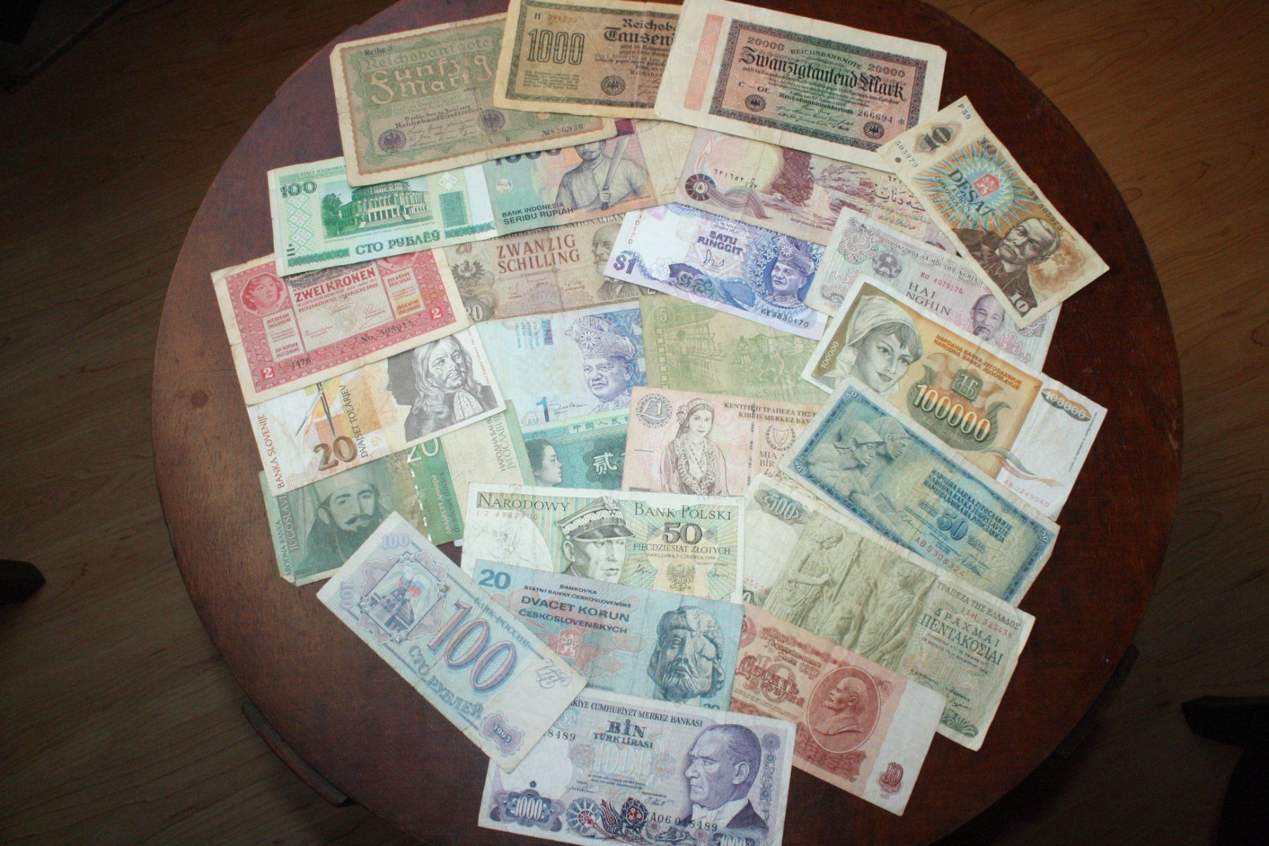 Banconote: Lot 7 - 25 Billets différents usés – Usato da Cormondrèche venduto da Hermes.monnaies