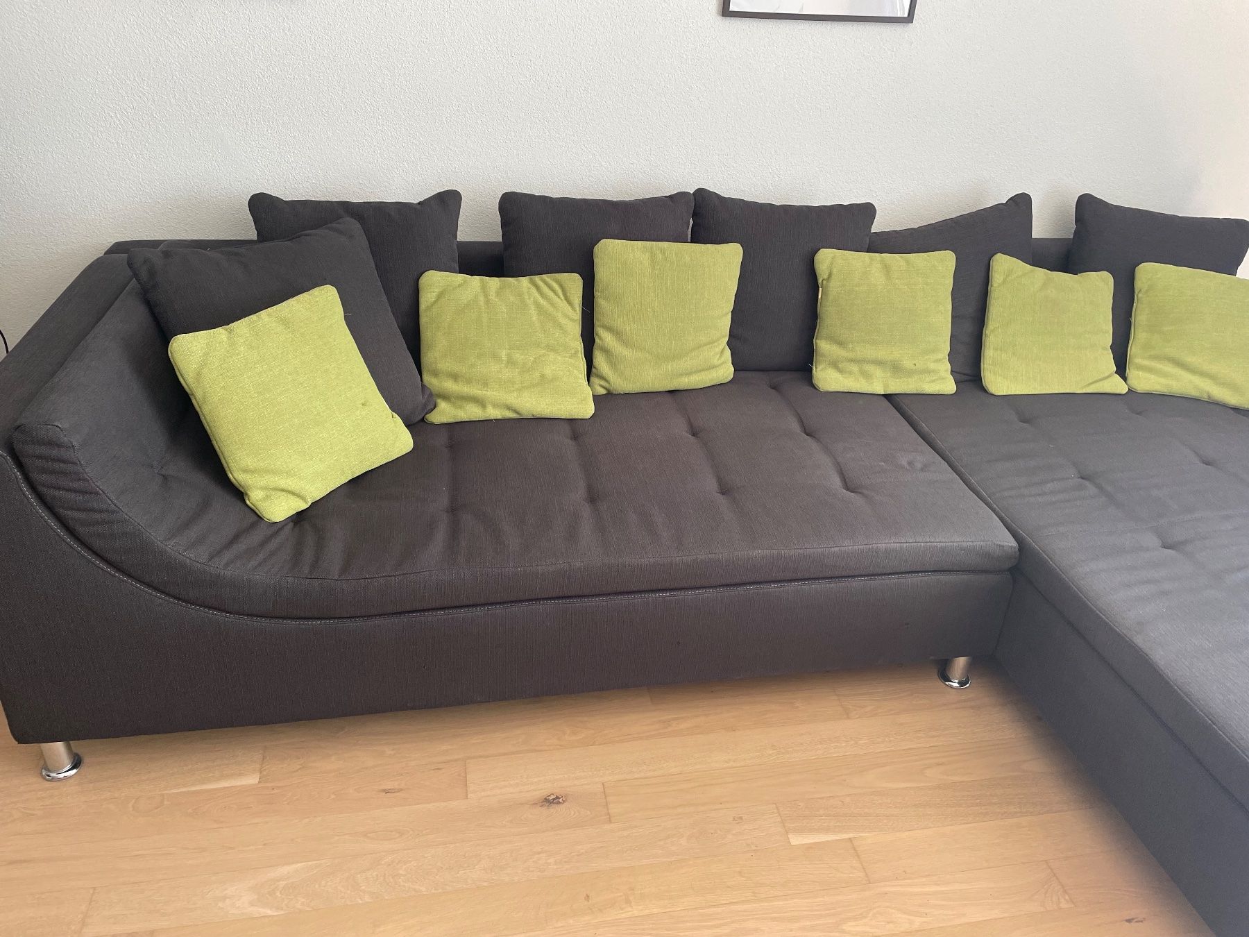 Divani: Grosses Ecksofa anthrazit mit vielen Kissen – Usato da Rapperswil venduto da Fiesi 1