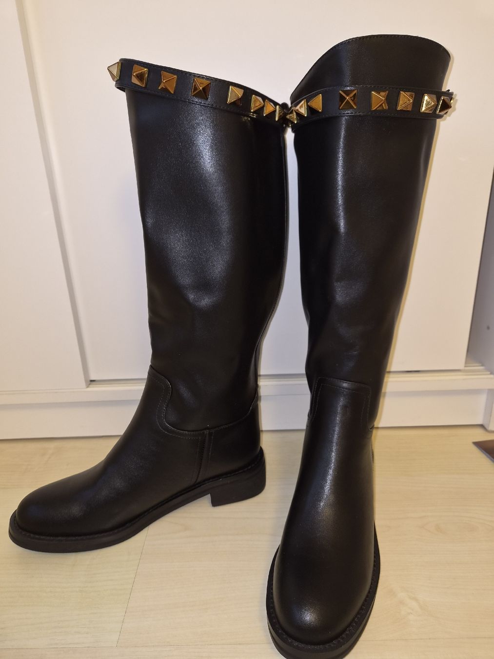 Scarpe da donna: New Rockstud Style Knee-High Boots - Gold Studs - Size 40 – Nuovo (secondo la descrizione) da Stansstad venduto da Fla_c20 1