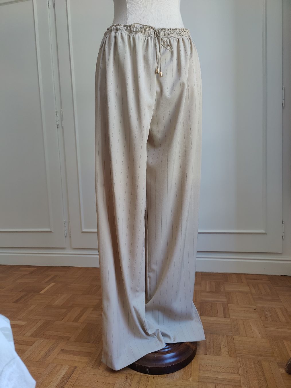 Anzüge & Kostüme: Beige Pinstripe Two-Piece Set Oversized Pantsuit – Neu (gemäss Beschreibung) aus La Tour-de-Peilz von dAutrefois 3