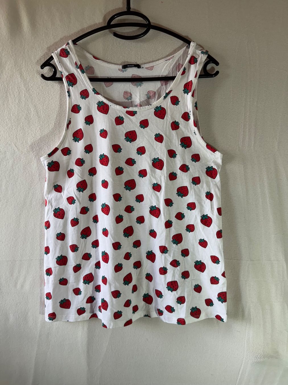 Top: Hübsches Top mit Erdbeermuster Gr. M – Usato da Grosswangen venduto da SALE_SALE_SALE