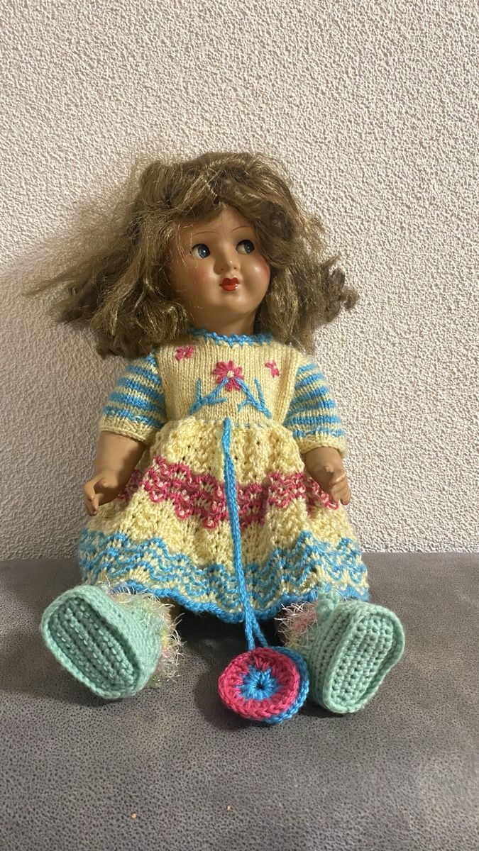 Bambole: Alte Puppe mit Strickkleid ca. 50er Jahre – Usato da Zürich venduto da Timi80 1