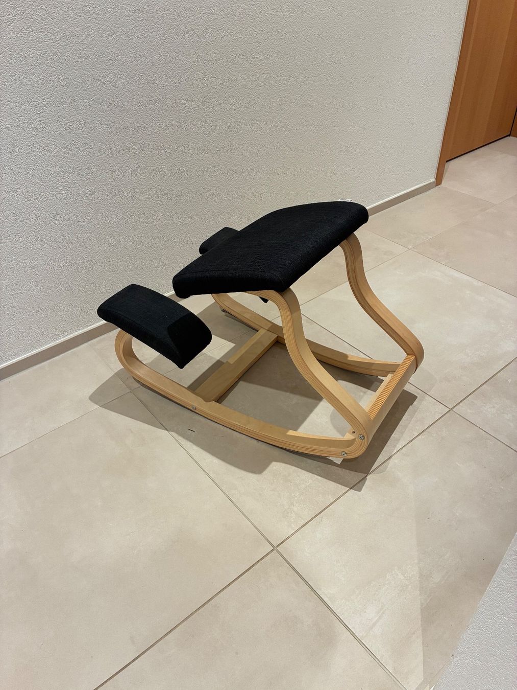 Sedie: Ergonimischer Kniestuhl – Usato da Zürich venduto da Pluviie 2