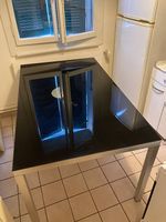 Table à manger cadre aluminium verre trempé noir.