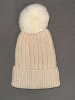 BEIGE STRICKMÜTZE MIT BOMMEL