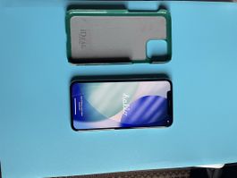 Apple iPhone 12 Silber mit Ideal of Sweden Hülle