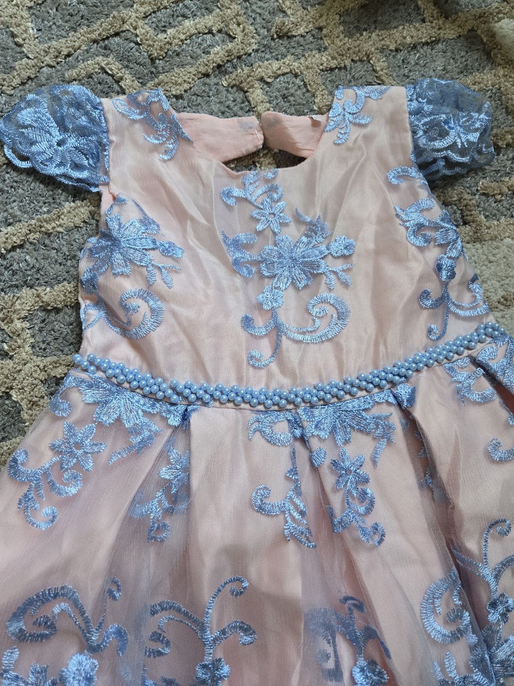 Costumes: Festkleid rosa/hellblau Spitze bestickt – D'occasion à Luzern par par_bf9c