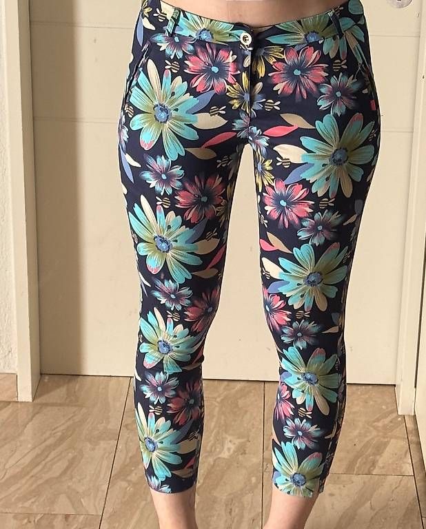 Pantaloni: Hose mit Blumenmuster – Usato da Allschwil venduto da puc_x5z7