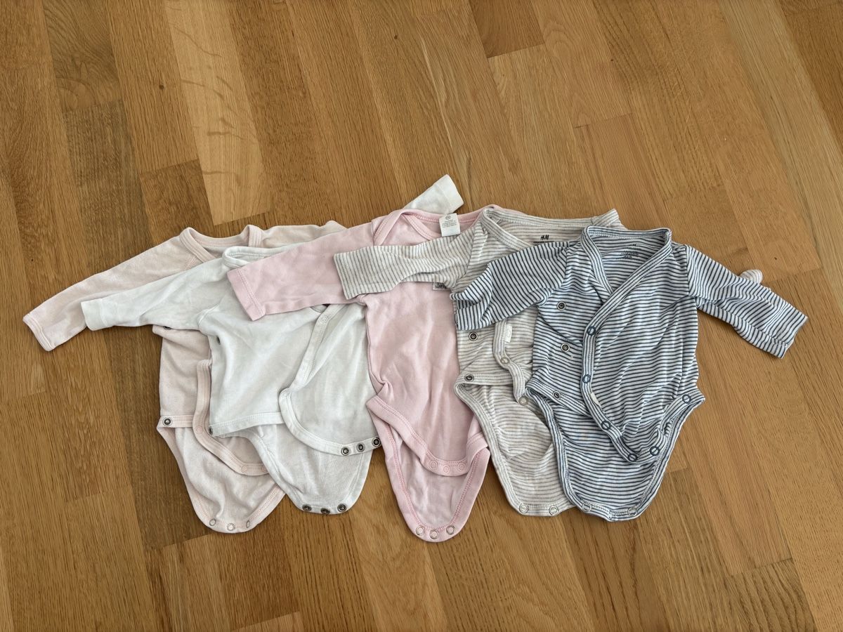 Lotti & Set di vestiti: Süsse Bodys Grösse 50 – Usato da Remetschwil venduto da est_zk69