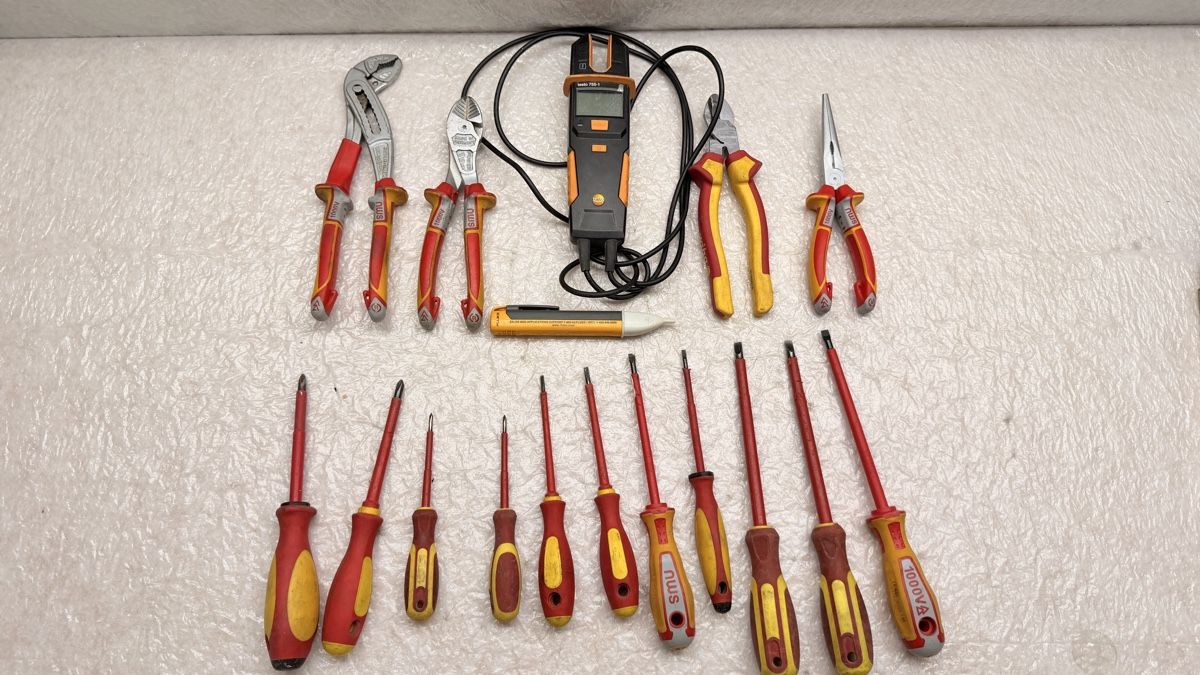 Tutti gli attrezzi: Elektriker Werkzeug stromer Set 1000 volt – Usato da Rotkreuz venduto da perlengott