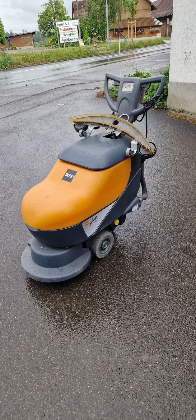 Tutte le macchine: TASKI Swingo 450E Scheuersaugmaschine – Usato da Tagelswangen venduto da Axel_36