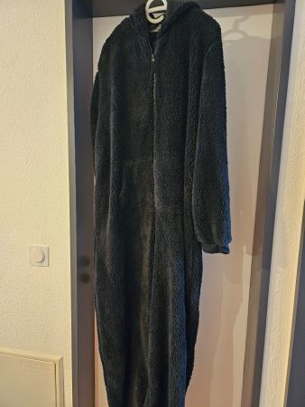 Neu: Onesie mit Kapuze und Taschen - schwarz - Gr.XL/2XL