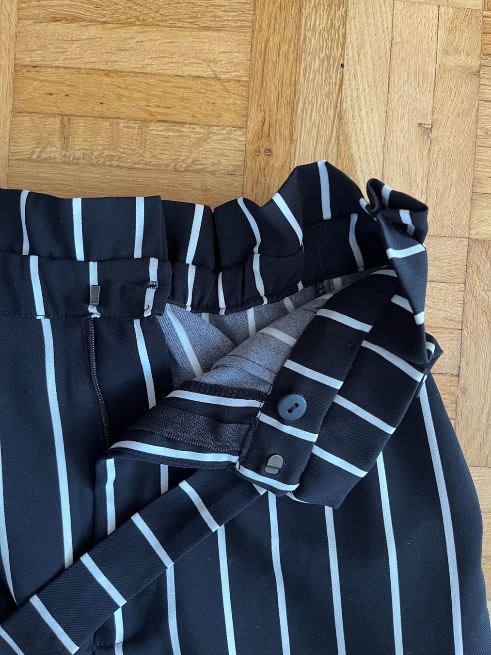 Pull&Bear Pantalons: Schwarz-weiss gestreifte Hose von Pull&Bear – D'occasion à Horw par mira_6p85 3
