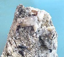 Mineral: Anatas, Hämatit, Quarz. Binntal Lärcheltini