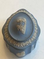 Wedgwood Dose blau mit Relief, Made in England(I11)
