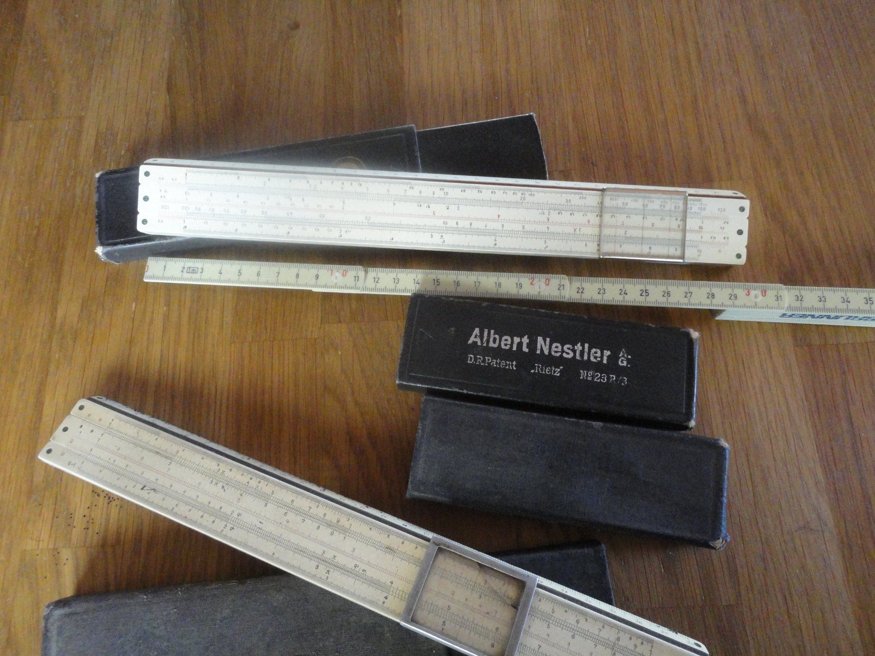 Calculatrices: Zwei Rechenschieber Holz mit Etui – D'occasion à Gelterkinden par Gimbo2 4
