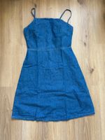 Robe à bretelles en jeans bleu légère et très belle