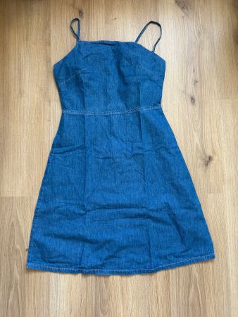 Robe à bretelles en jeans bleu légère et très belle