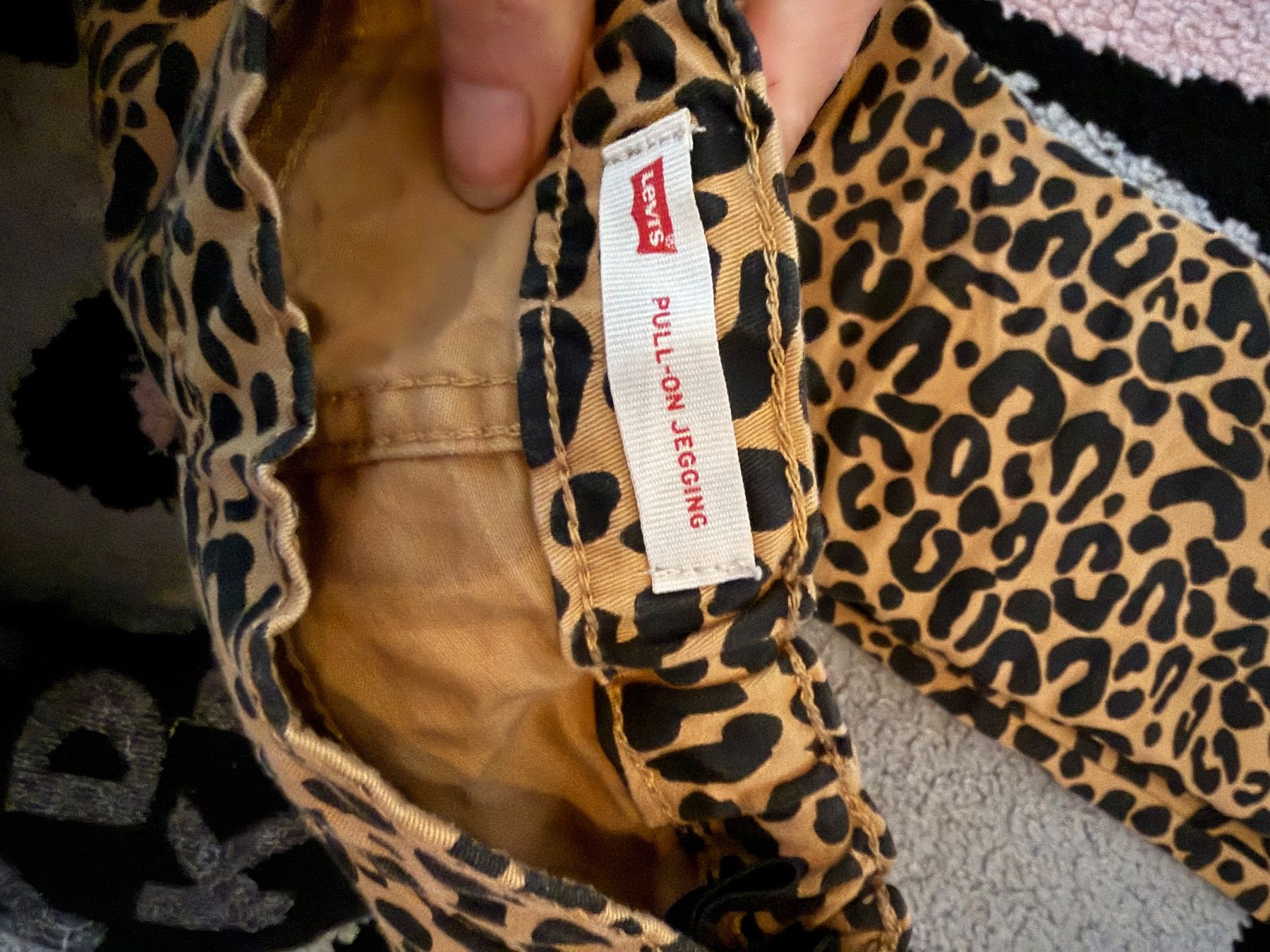 Levi's Pantalons: Levi's Pull-On Jegging mit Leopardenmuster, gebraucht – D'occasion à Tscherlach par ese_wb28 2