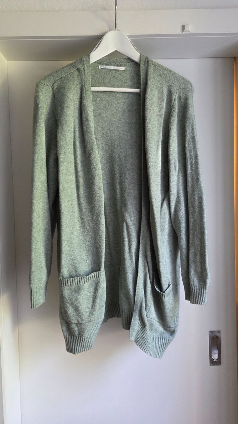 Only Giacche: Gemütliche Strickjacke Farbe Salbei, XL – Usato da Fislisbach venduto da Maieriisli25
