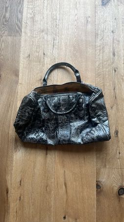 Elegante Handtasche in Kroko-Optik 