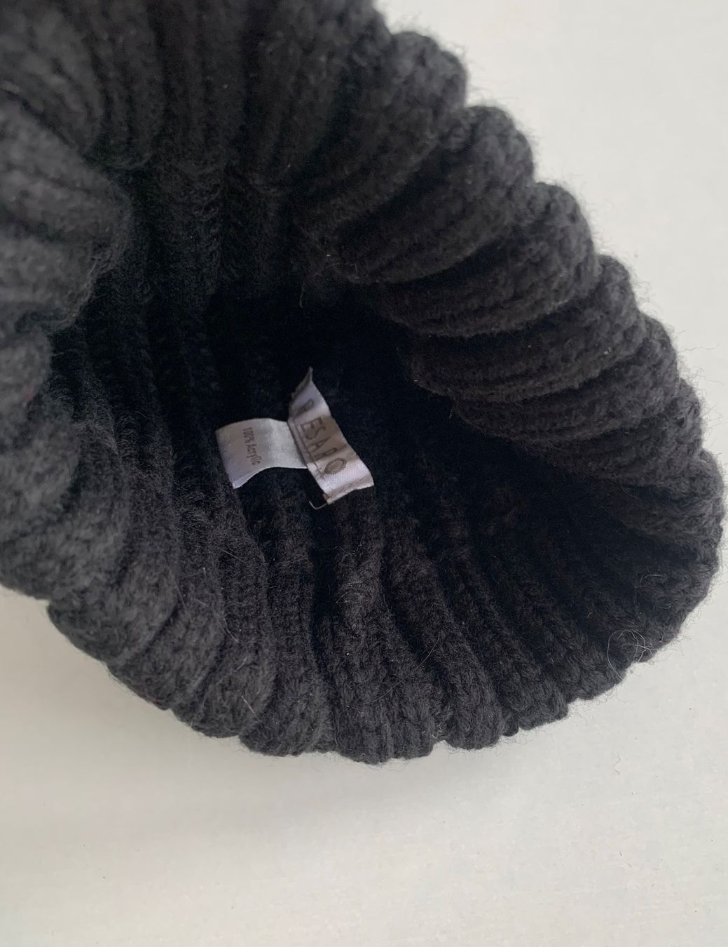 Hüte, Mützen & Caps: Schwarze Strickmütze mit Bommel Pesaro – Gebraucht aus Bern von Fraeuleinhonig 5