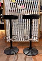 2 Barhocker mit Hetofuss und gepolstertem Ledersitz