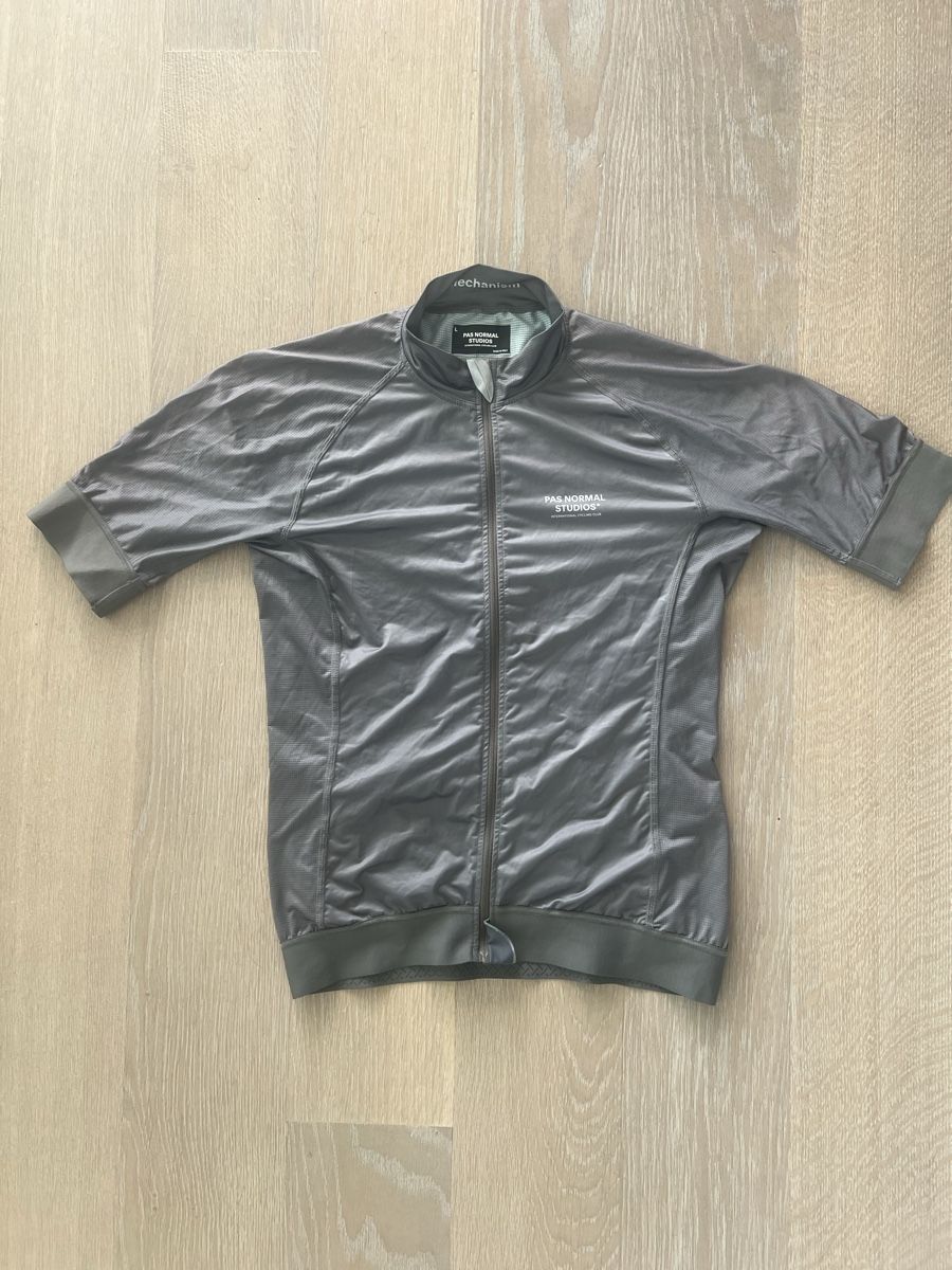 Pas Normal Studios Maillots de corps & Pantalons: Pas Normal Studios - Roadcycling Jersey, size L – D'occasion à Horgen par Seppus75