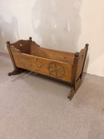 Antike rustikale Holz-Wiege mit Schnitzereien, Vintage