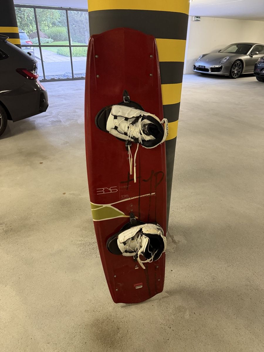 Tavole da surf e di nuoto: Wakeboard Hyperlite 135cm mit Bindung gebrauchter Zustand – Usato da Wilen b. Wollerau venduto da mxcruiser