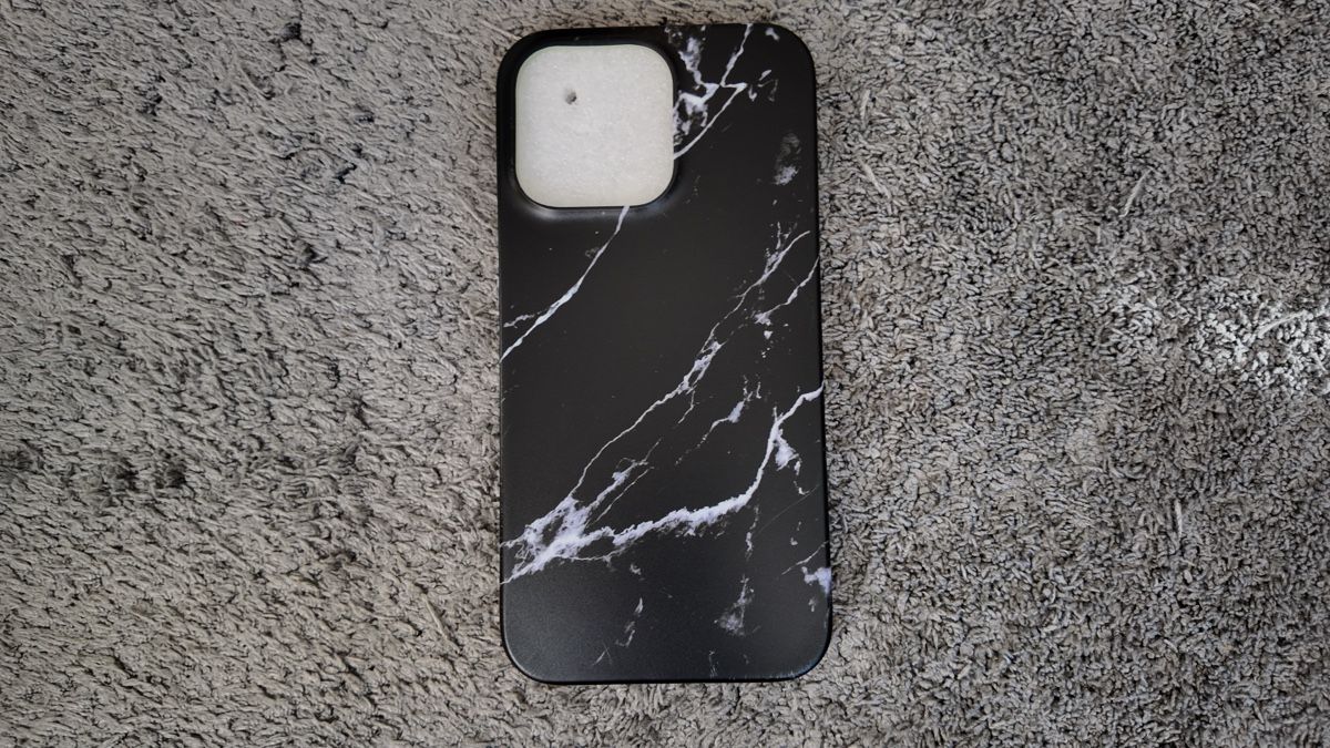 Covers & Schutzfolien: Coque d’iPhone 13 Pro marbrée noire et blanche – Neu und originalverpackt aus Denges von val_j8w7