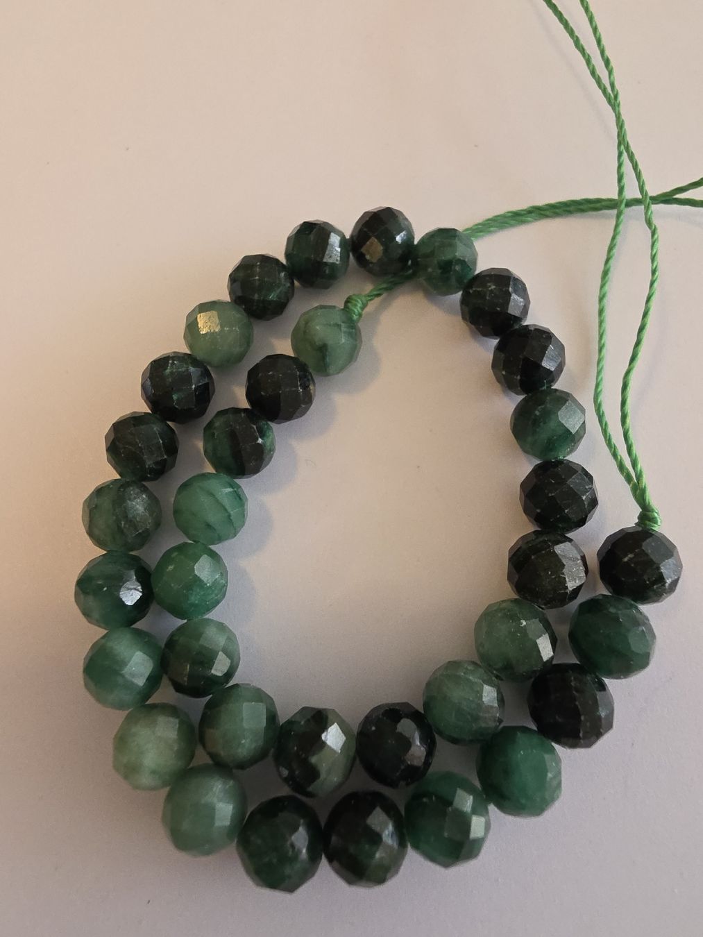 Minerali & Pietre curative: Smaragd (Emerald) facettiert 6mm. Strang – Nuovo e nell'imballaggio originale da Menziken venduto da Mirager 1