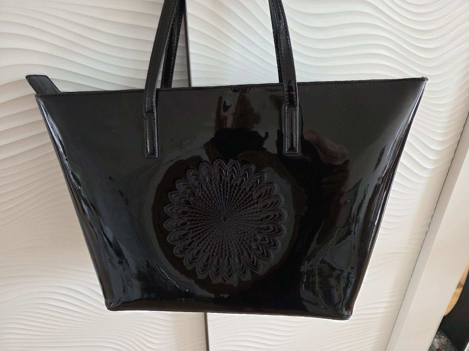 Desigual Borse da donna: Desigual Tasche schwarz Lackleder mit Muster neu – Usato da Laufenburg venduto da may_r2st 1