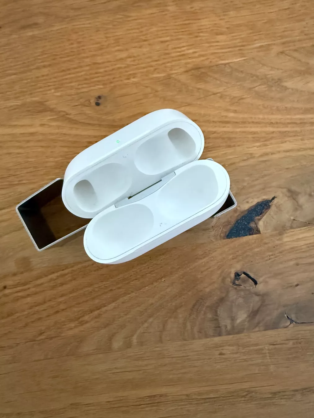 Apple Cuffie: APPLE AirPods Pro 2 Charging Case – Usato da Lausanne venduto da Nine1982 2