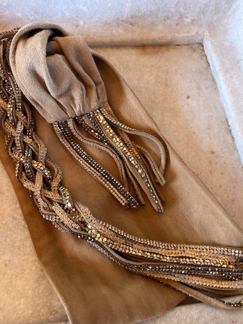 Foulard & Sciarpe: Daniel Swarovski Schal Wildleder mit Kristallen – Usato da Saanen venduto da SoniaMichaela 2