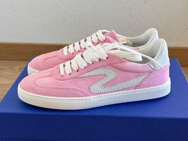 Stuart Weitzman Roundaround Sneakers Wildleder und Leder.