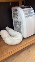 Climatiseur mobile  blanc avec tuyau évacuation