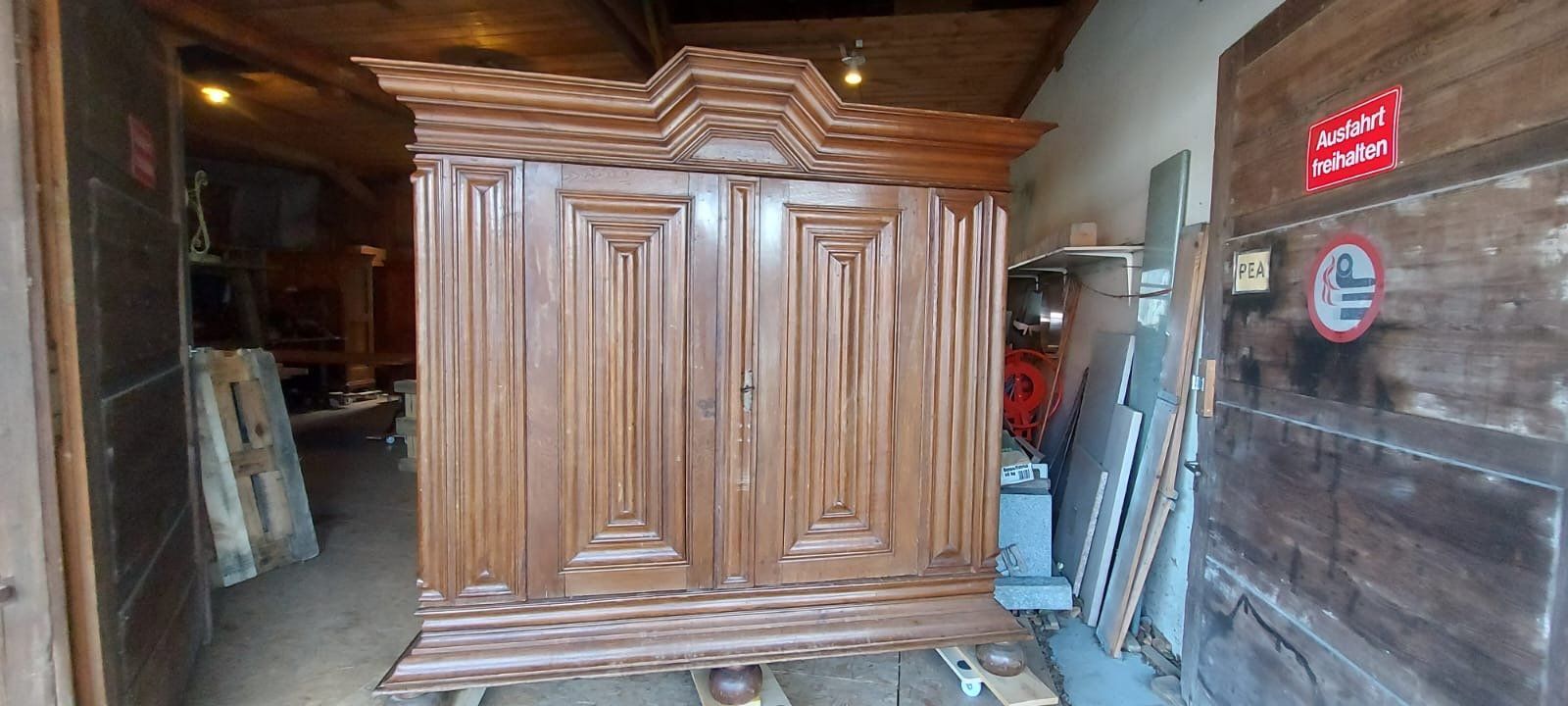 Schränke: Frankfurter Wellenschrank, Barock, Eiche original Stück – Gebraucht aus Koblenz von Kbaldinger