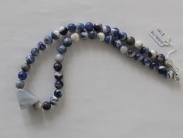 Handgemacht und neu: Sodalithkette mit Calcedon