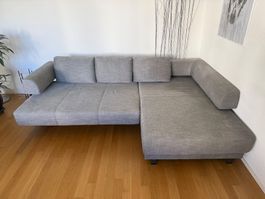 Graues Ecksofa mit Récamiere & motorischem Sitzvorzug