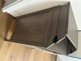 Wickelkommode aus Holz grau in gebrauchtem Zustand
