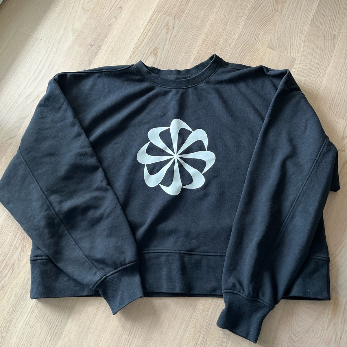 Nike Maglioni & Felpe: Nike sweatshirt in black, size S, hardly ever worn – Nuovo (secondo la descrizione) da Zürich venduto da lea_6dzj
