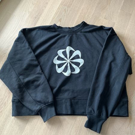 Nike sweatshirt in black, size S, hardly ever worn