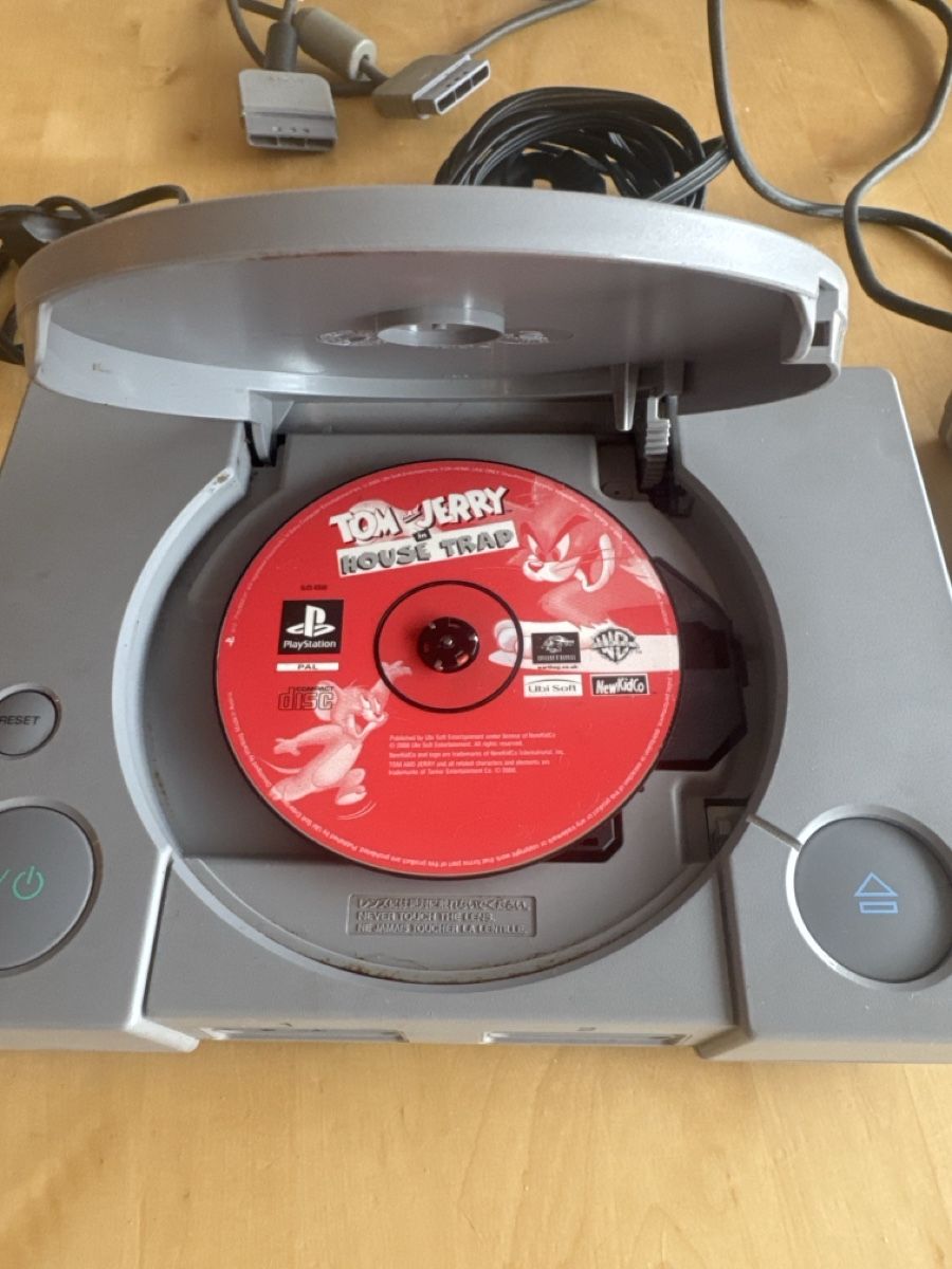 Sony Console: Console PlayStation va1, jeu Tom et Jerry, 2 manettes, Câble – Usato da Flanthey venduto da juju0794 2