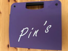 Pin-Album mit insgesamt 132 Pin zu verkaufen