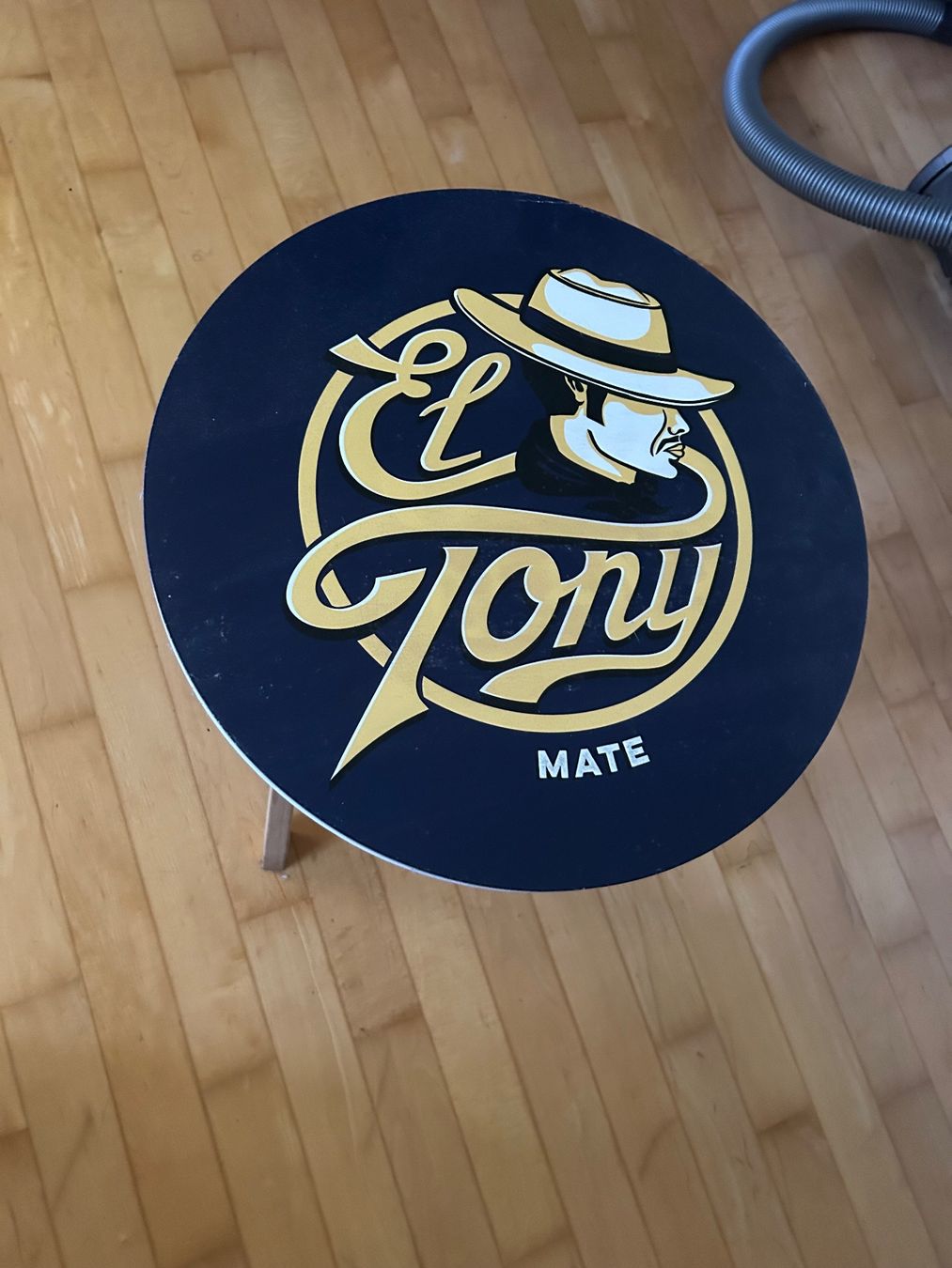 Tavoli: El Tony Mate Beistelltisch – Usato da Oftringen venduto da S1I2M3O4N 1